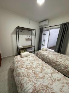 埃斯佩兰萨DON SIMON Apart 2 - departamento nuevo的一间客房内配有两张床的房间