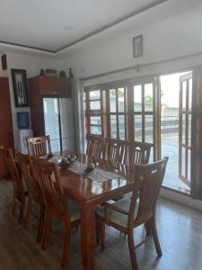 ShimwansaSerene & quiet 2- Bedroom Cottage Statelodge area的一间带木桌和椅子的用餐室