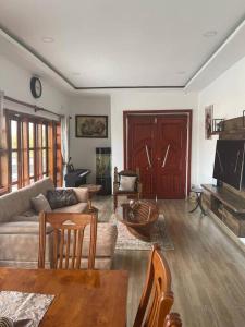 ShimwansaSerene & quiet 2- Bedroom Cottage Statelodge area的客厅配有沙发和桌子