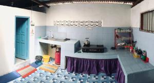 武吉丁宜江东希拉廊民宿的厨房配有炉灶和台面
