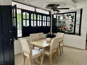 卡塔赫纳Hostal Boutique Casa Pere的一间带桌椅的用餐室