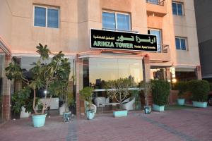 科威特奥林扎塔楼品质公寓的建筑物一侧有标志的商店