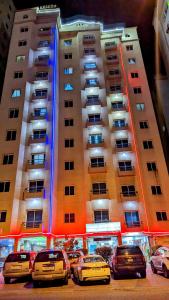 科威特奥林扎塔楼品质公寓的停在大楼前的一组汽车