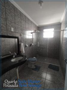 约恩维利Bom Sossego的一间带水槽和卫生间的浴室