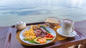科科波拉波波种植园度假村的盘子,盘子上放着一盘食物和一杯咖啡
