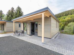 HallschlagInviting bungalow in Hallschlag with terrace的一座带桌椅的庭院的建筑