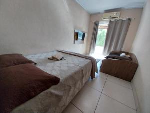 坎普斯戈伊塔卡济斯Casa 4的一间卧室设有一张床和一个窗口
