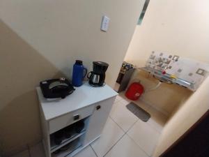 坎普斯戈伊塔卡济斯Casa 4的小厨房配有带咖啡壶的柜台