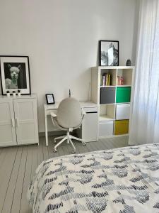 阿卡雄Villa Centre ville的一间卧室配有一张床、一张桌子和一把椅子