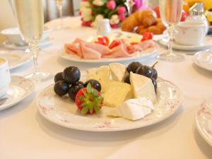萨尔茨堡赫伯特膳食酒店的一张桌子,上面放着奶酪和橄榄盘