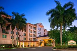 米拉玛劳德代尔堡西南米拉玛尔万怡酒店的一座楼前有棕榈树的酒店