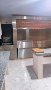 ClorindaRoli的一个带柜台和炉灶的大厨房