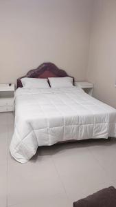 ClorindaRoli的白色的床、白色床单和枕头