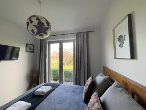 坎布里奇Envisage Estate的一间卧室设有一张床和一个大窗户