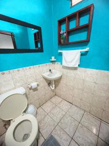 阿约拉港Puerto Ayora Island的一间带卫生间和水槽的浴室