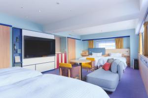 京都Miyako Hotel Kyoto Hachijo的酒店客房设有两张床和一台平面电视。