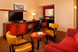 墨尔本墨尔本西万怡酒店的酒店客房配有带电视和椅子的书桌
