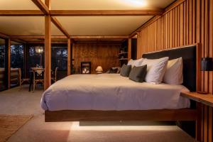 北哈夫洛克The Enchanted Retreat - Unforgettable Luxury Glamping的一间带大床的卧室和一间餐厅
