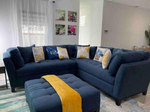 奥兰多3BD/2BTH Home Near Downtown Orlando的客厅里一张蓝色的沙发