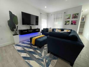 奥兰多3BD/2BTH Home Near Downtown Orlando的客厅配有2张蓝色沙发和电视