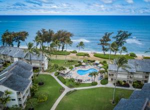 卡帕阿Islander Ocean Resort Condo # 166的享有带游泳池和海洋的度假村的空中景致