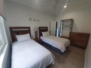 LowdenPreston Valley Shed Stay的一间卧室配有两张床和镜子