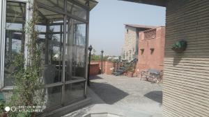 诺伊达Blessings Noida Home stay的一座带庭院的建筑的开放式玻璃门