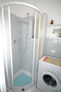 马洛塔Donatella Mini Apartment的带淋浴和洗衣机的浴室