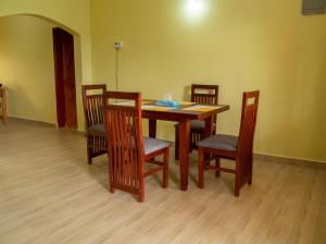 KisoroNtebeko Homestay的餐桌、四把椅子和桌椅
