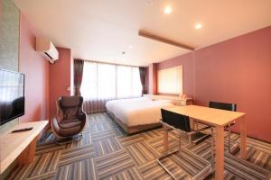 日光丸京日式旅馆的配有一张床和一张书桌的酒店客房