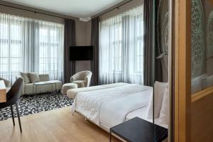 维也纳Le Méridien Vienna的配有一张床和一张书桌的酒店客房