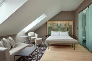 维也纳Le Méridien Vienna的一间卧室配有一张床和一张沙发