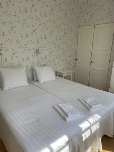 勒托普Pensionat Haga Öland的卧室配有白色床和毛巾