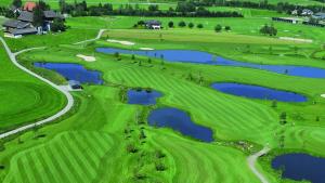 戈绍Ferienwohnung Hirschen的享有高尔夫球场空中景致,设有两个池塘