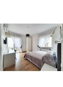 那不勒斯B&b CasaCapaldo的卧室配有一张床、一张书桌和窗户。