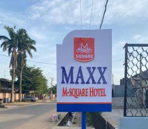 AgegeMaxx Msquare Hotel的街道上一家玛西克斯保险酒店的标志