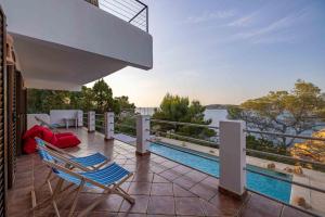 圣何塞德萨塔莱阿Villa Cala Vera的带阳台的房屋,设有游泳池
