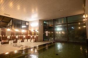 日光悠闲花选日式旅馆的大楼内带游泳池和椅子的大堂