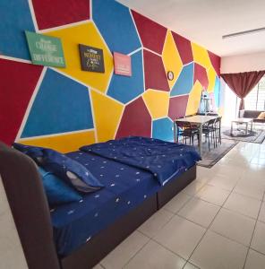 丹那拉打Nurul Aisyah Homestay的一间设有床和色彩缤纷的墙壁的客房
