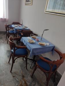 圣乔瓦尼镇Hotel Il Dollaro的一组桌子上摆放着蓝色桌布