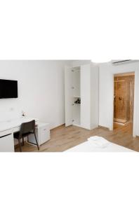 那不勒斯B&b CasaCapaldo的白色的客房配有书桌和电脑