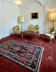 昂迪兹La tour de Pezene的客厅配有两把椅子、一张沙发和地毯。