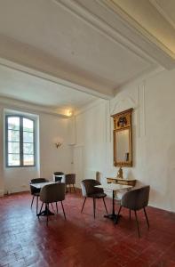 昂迪兹La tour de Pezene的一间空房,配有桌椅和镜子