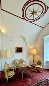 昂迪兹La tour de Pezene的客厅配有桌椅和天花板上的时钟