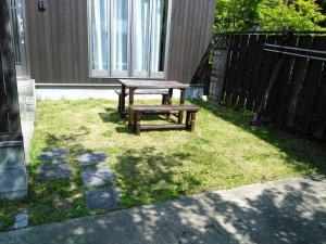 由布市YUFUKANⅡ的草上野餐桌和长凳