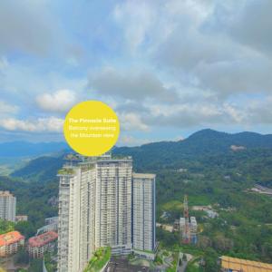 云顶高原Geo38 Genting 3Bed2Bath 10 pax High Floor Free WiFi的建筑物顶部的黄色标志