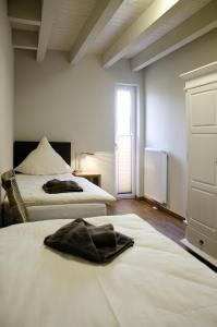 博恩菲林博登费彻公寓的一间卧室设有两张床和窗户。