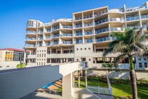 马盖特304A Santorini -Margate RSA的一座棕榈树大型公寓楼