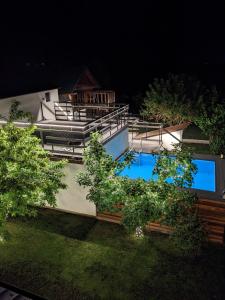 布雷佐伊RIVERSIDE的一座晚上设有游泳池的房子
