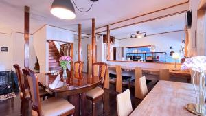 日光桑加日光旅馆的一间带木桌和椅子的用餐室
